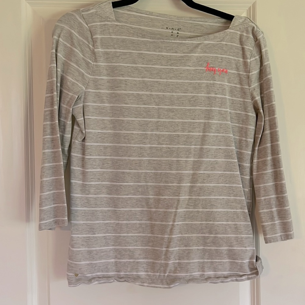 Gray and white straight crewneck top